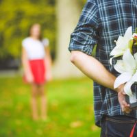 Hombre listo para regalar flores a su novia