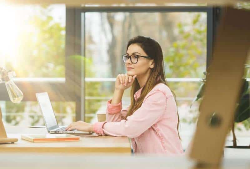 Ritratto di una donna d'affari seduta sul suo posto di lavoro