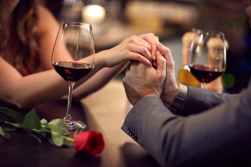 Romance en un restaurante nocturno para San Valentín