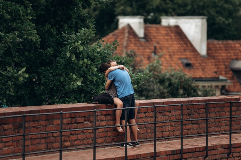 casal a abraçar-se