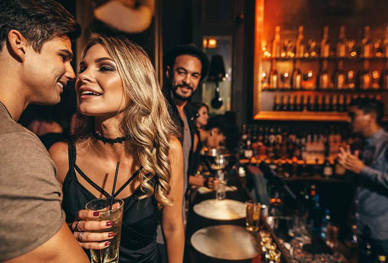 uomo e donna belli che parlano al bar