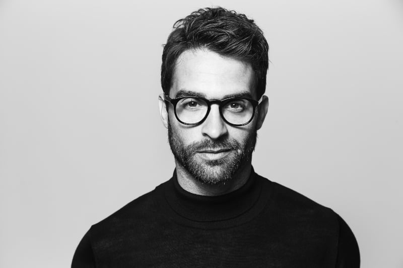 foto en blanco y negro de hombre barbudo con gafas