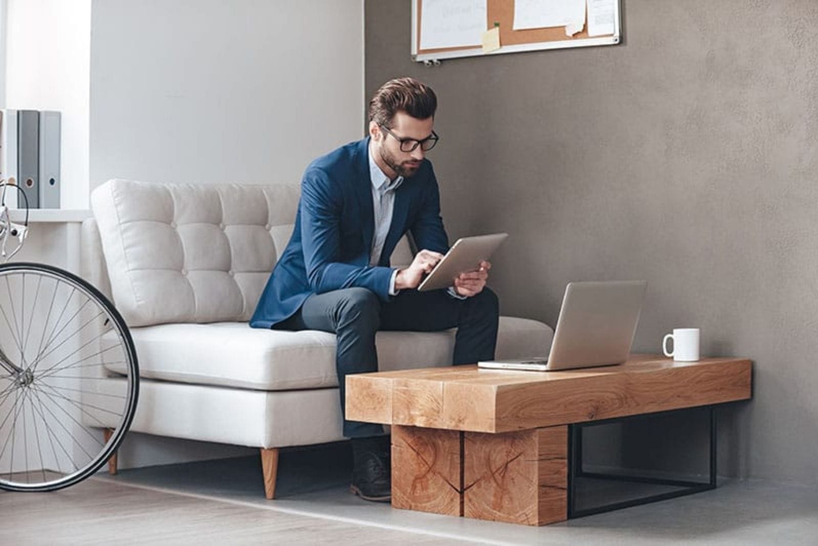 hombre de negocios usando su tableta