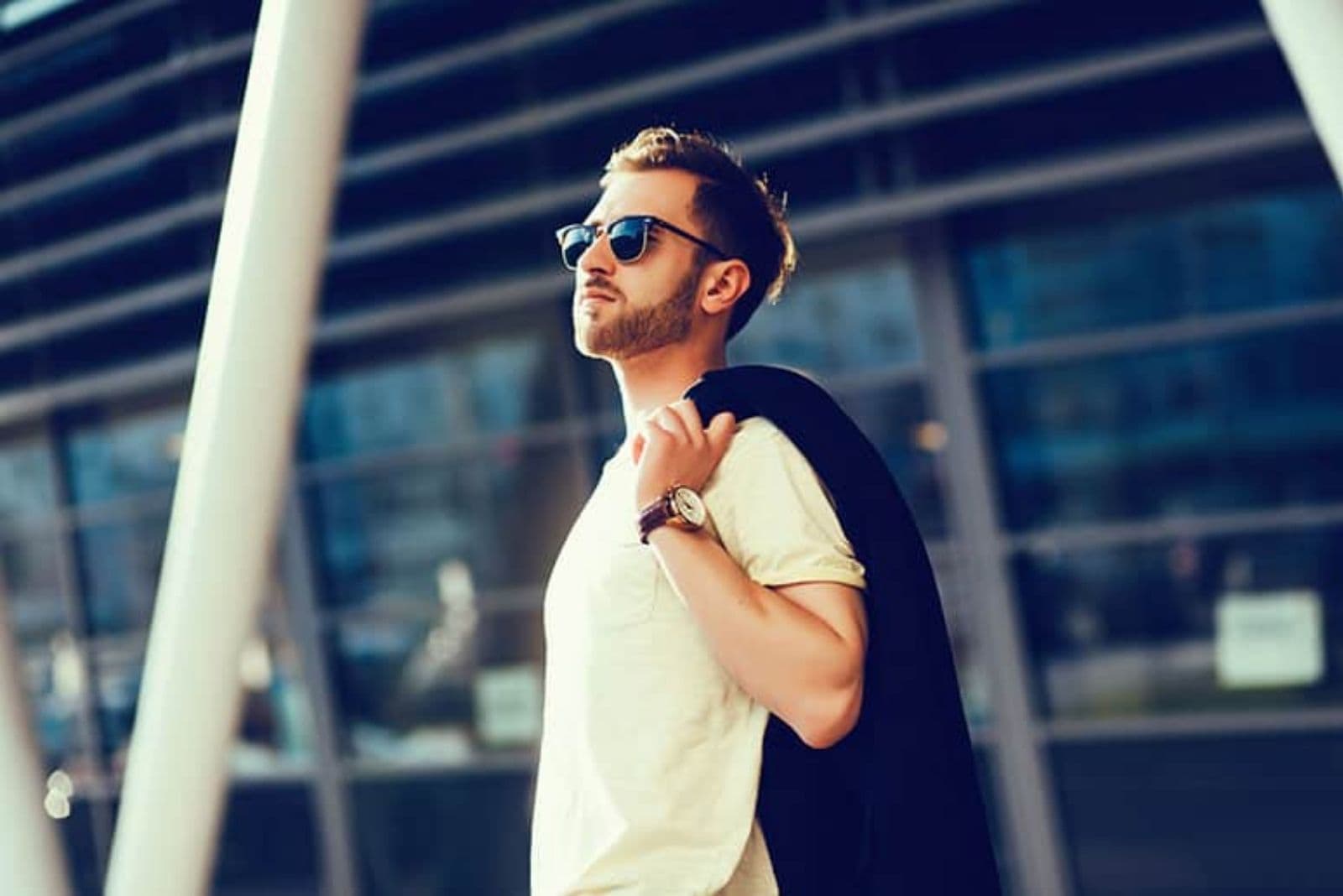 chico seguro con gafas de sol y camiseta blanca