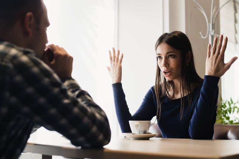 pareja discutiendo en un cafe