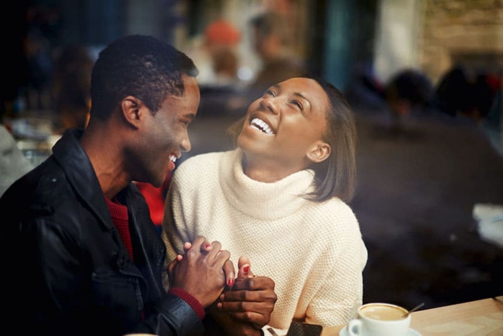 coppia che sorride al bar del caffè