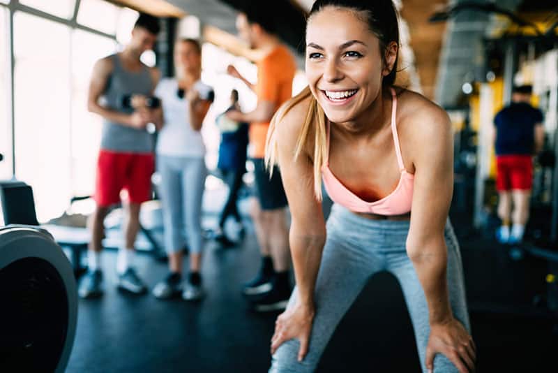 mujer feliz en el gimnasio