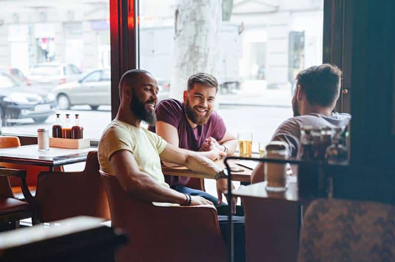 amici maschi che parlano al pub