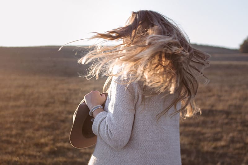 mujer en el campo 