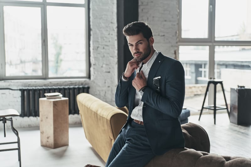 hombre serio con traje en casa