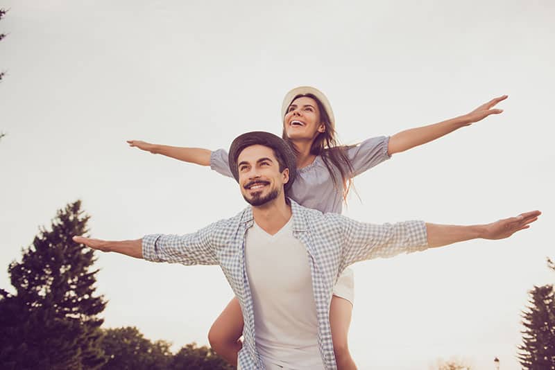 Buona giornata, felicità, amicizia, passeggiata, concetto di vacanza