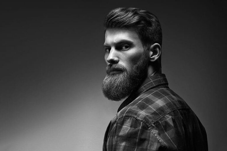 Foto en blanco y negro de barba elegante hombre de negocios Handsome confiado peinado perfecto hombre de interior .