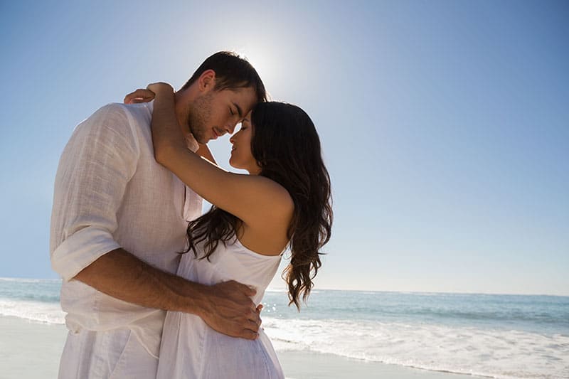 Coppia romantica abbracciata in spiaggia 