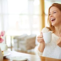 Immagine di giovane e bella donna con tazza di caffè