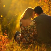 Amor apasionado en el parque de otoño. Una joven pareja. Sentado en un hada de invierno y el bosque mágico.