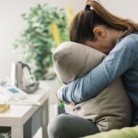 Mujer infeliz, sola y deprimida en casa