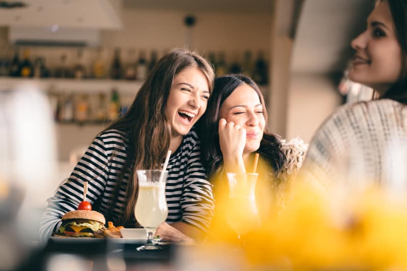 amici che si divertono all'aperto