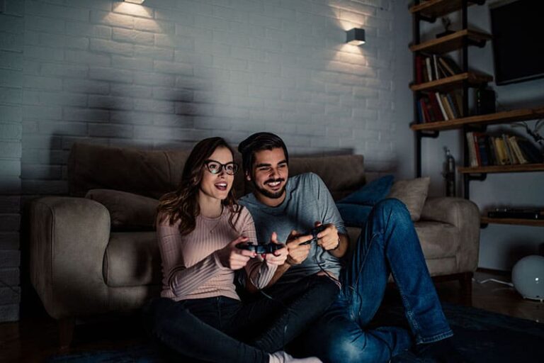 TOP 10 FANTASTIC REASONS WHY YOU SHOULD ABSOLUTELY DATE A GAMER