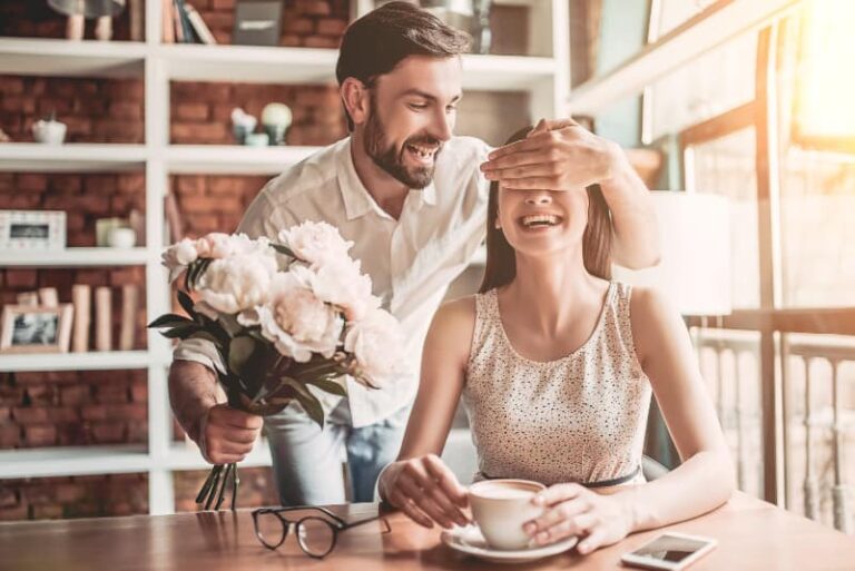 pareja disfrutando en restaurante