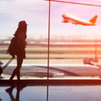 mujer joven en el aeropuerto