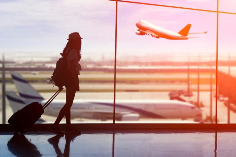 giovane donna in aeroporto