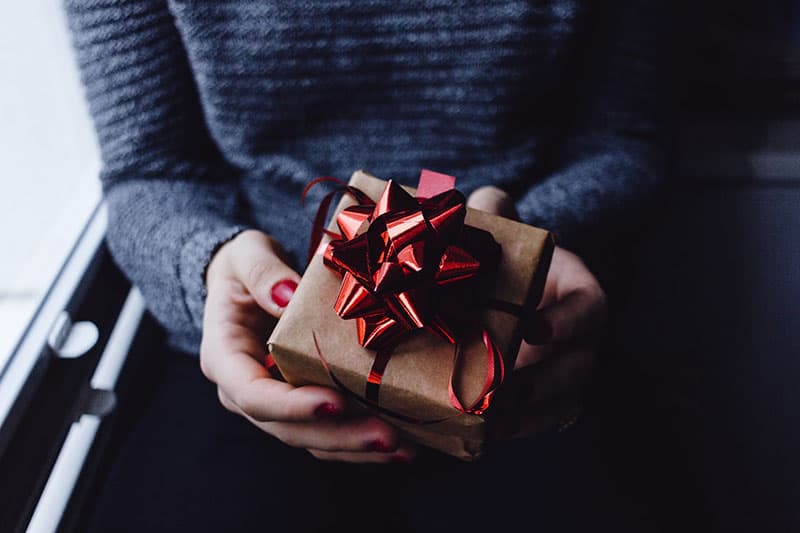 mujer con un regalo en la mano