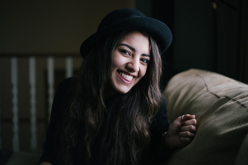 mujer con sombrero sonriendo