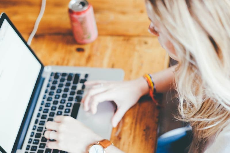 mulher a trabalhar num computador portátil