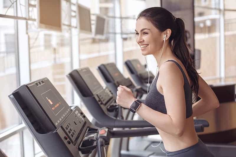 mulher a fazer exercício e a ouvir música