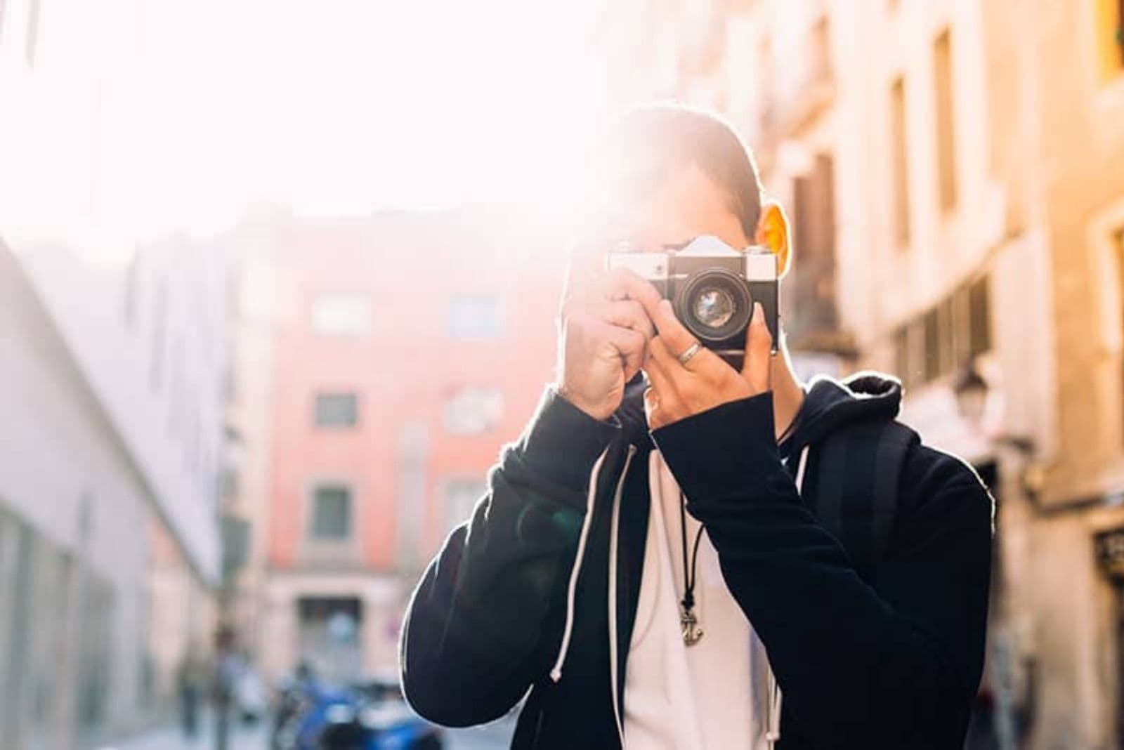 giovane ragazzo che scatta una foto con la sua fotocamera dslr