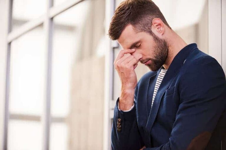 hombre triste con los ojos cerrados