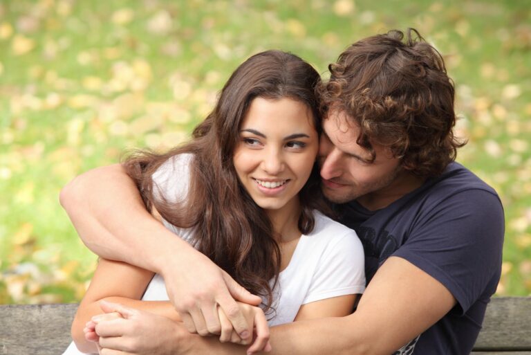 casal apaixonado a abraçar-se