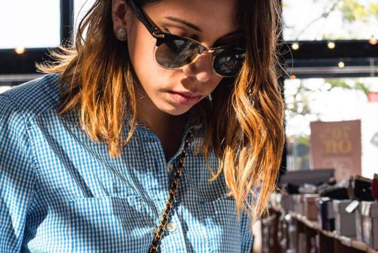 una mujer de pelo largo y castaño con gafas