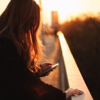 mujer usando un smartphone