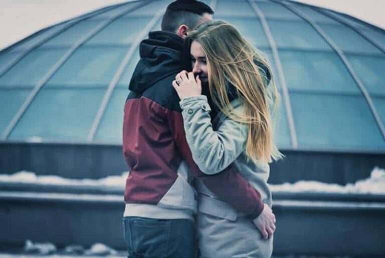 homem e mulher abraçados no exterior