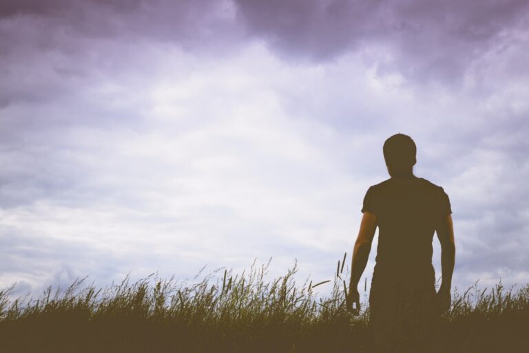 un hombre al atardecer en un campo