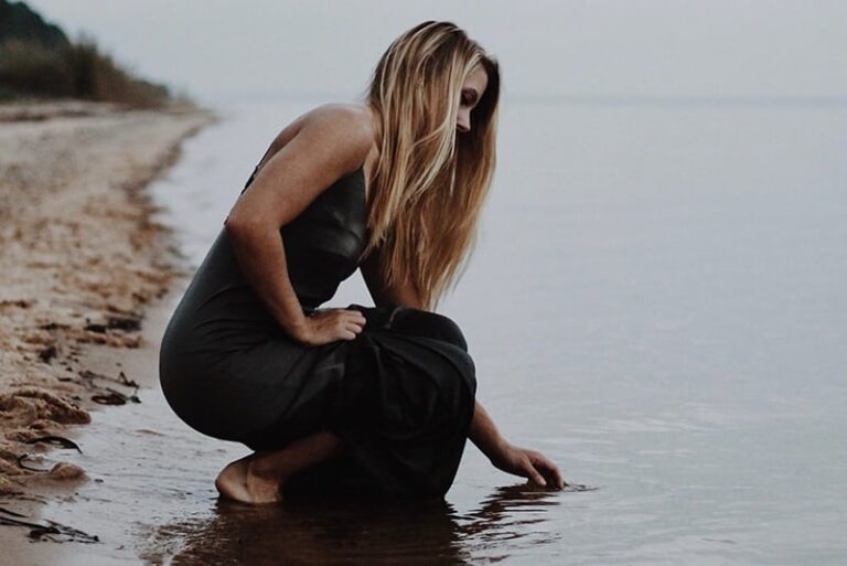 donna che tocca il mare