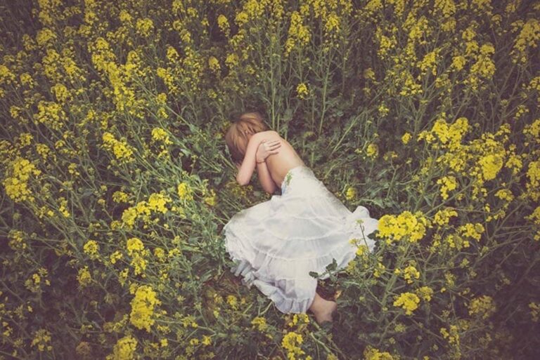 la mujer yace en un campo de flores