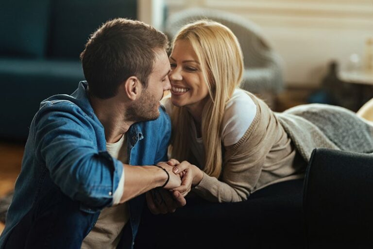 pareja enamorada hablando