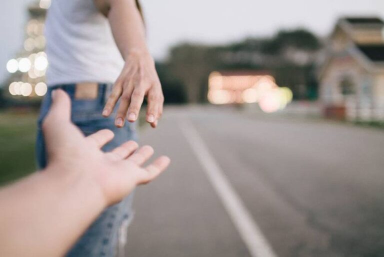 mão masculina e feminina