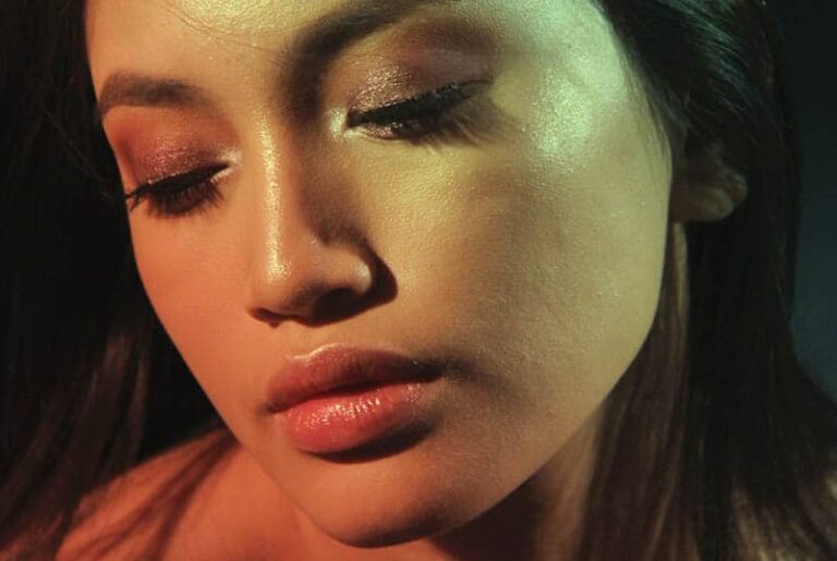 foto de primer plano de la cara de una mujer joven y hermosa