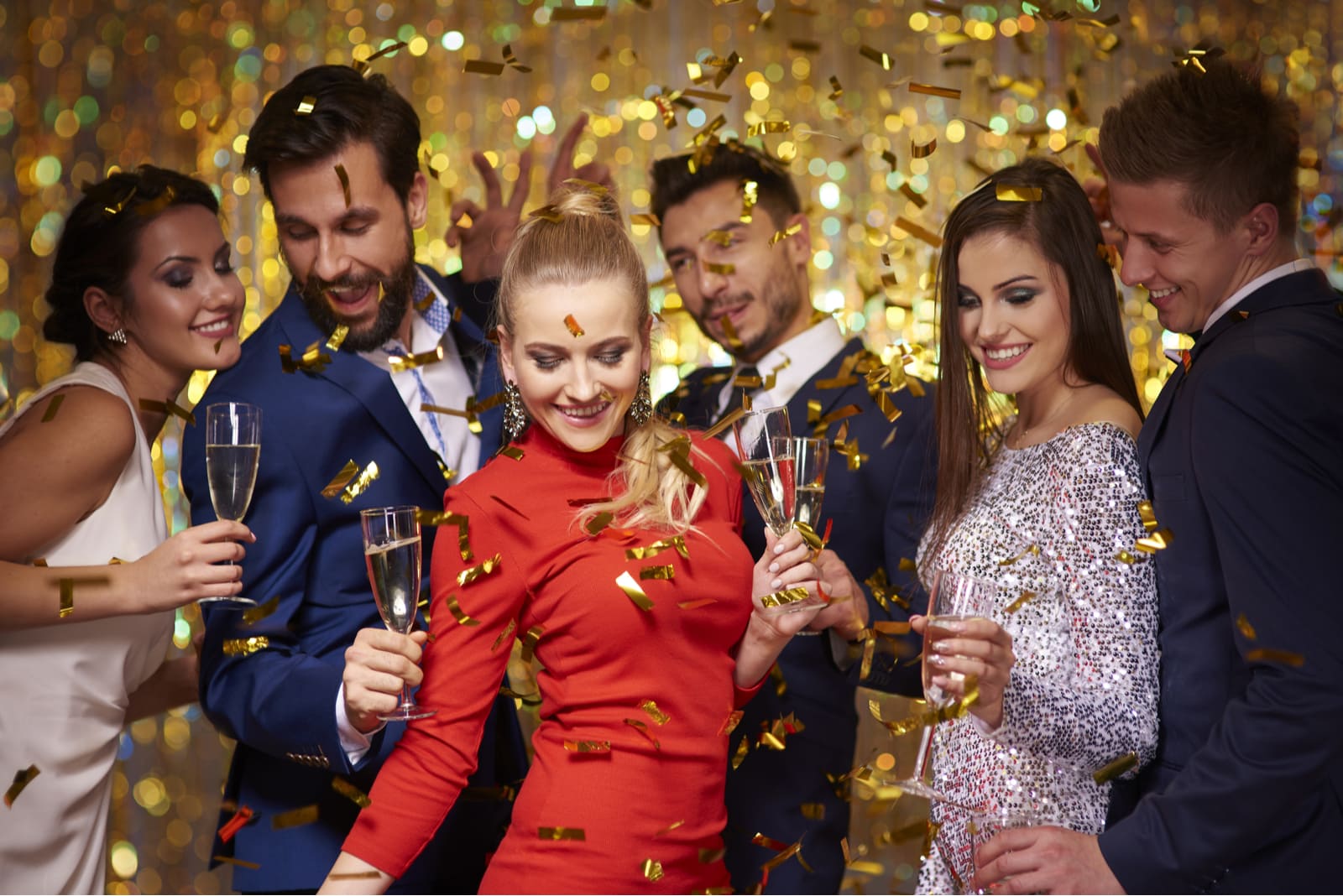 un grupo de amigos elegantes en una fiesta de gala