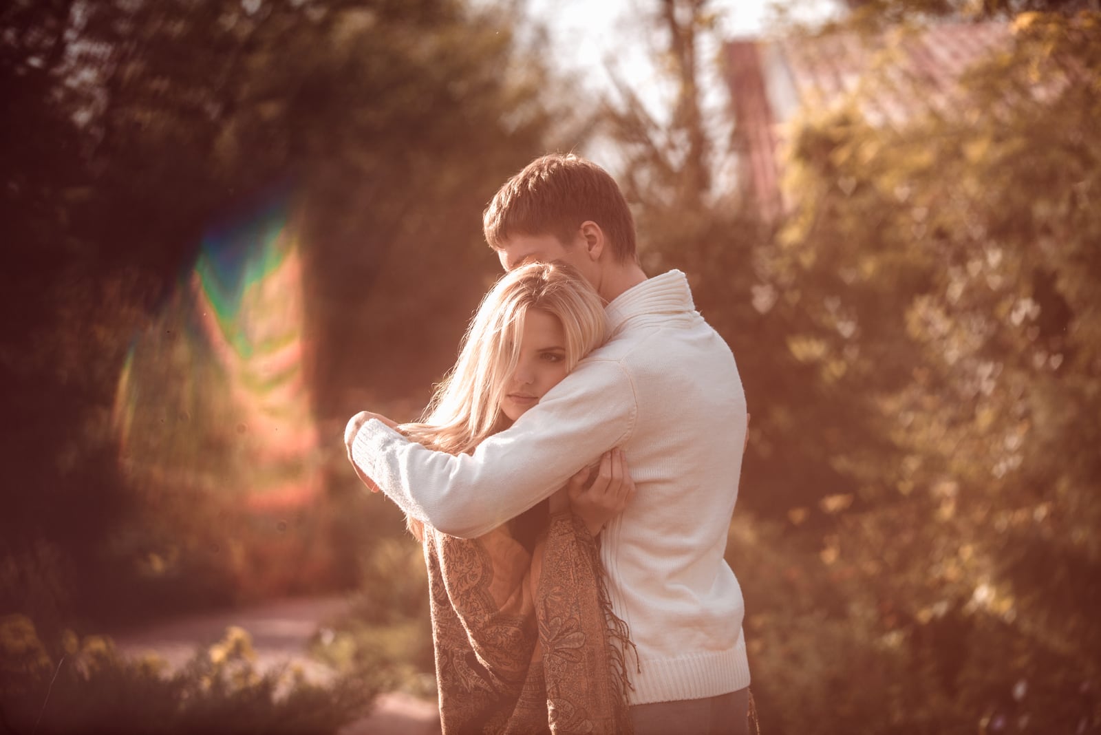 una joven pareja de enamorados abrazándose al aire libre