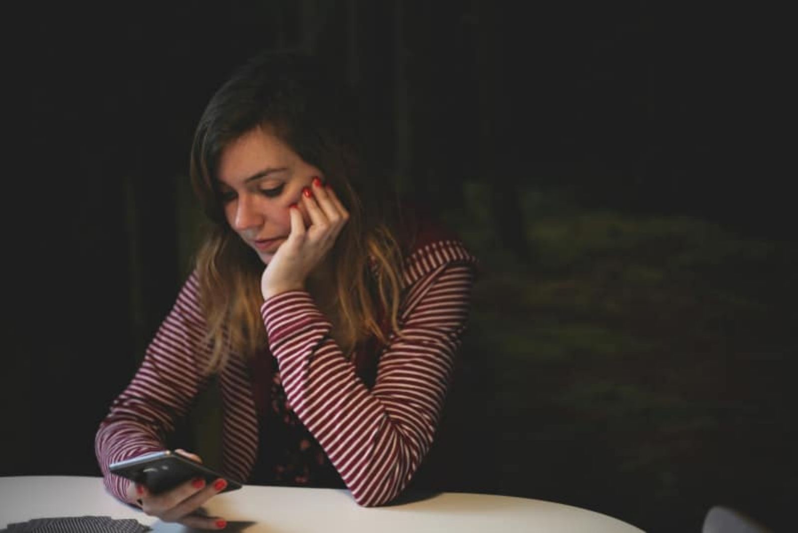 una donna immaginaria si siede e digita al telefono