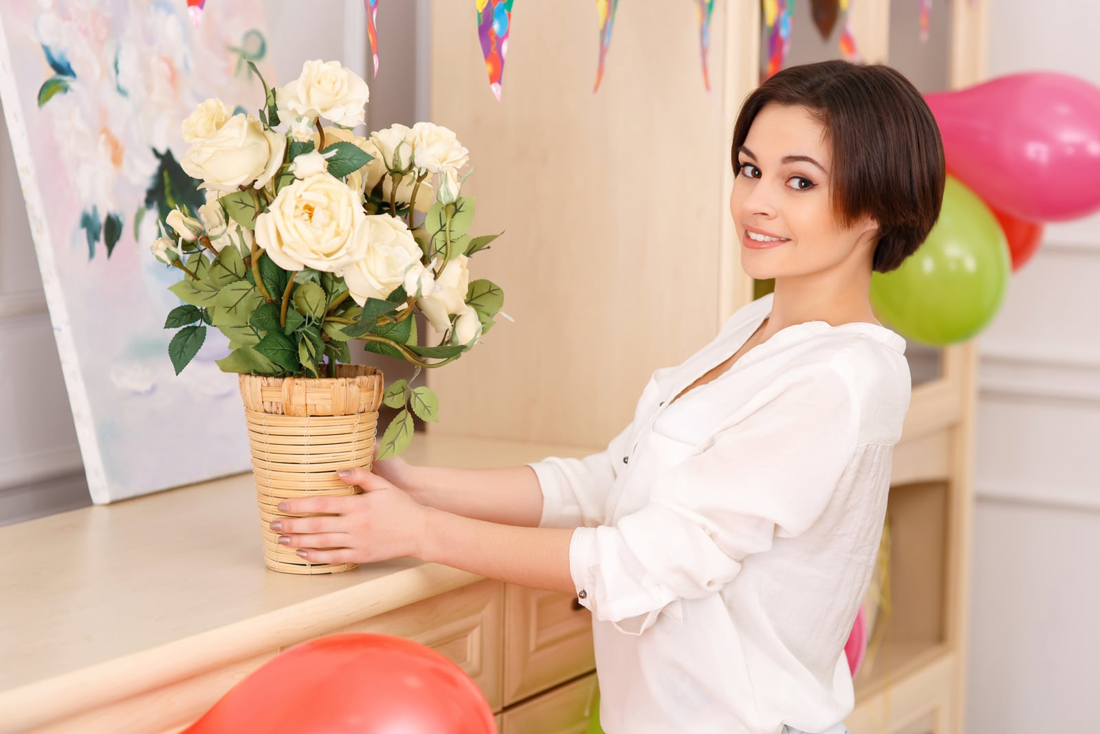 una atractiva morena decora la habitación