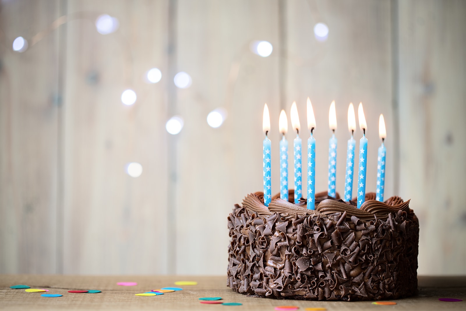 bolo de aniversário com velas azuis