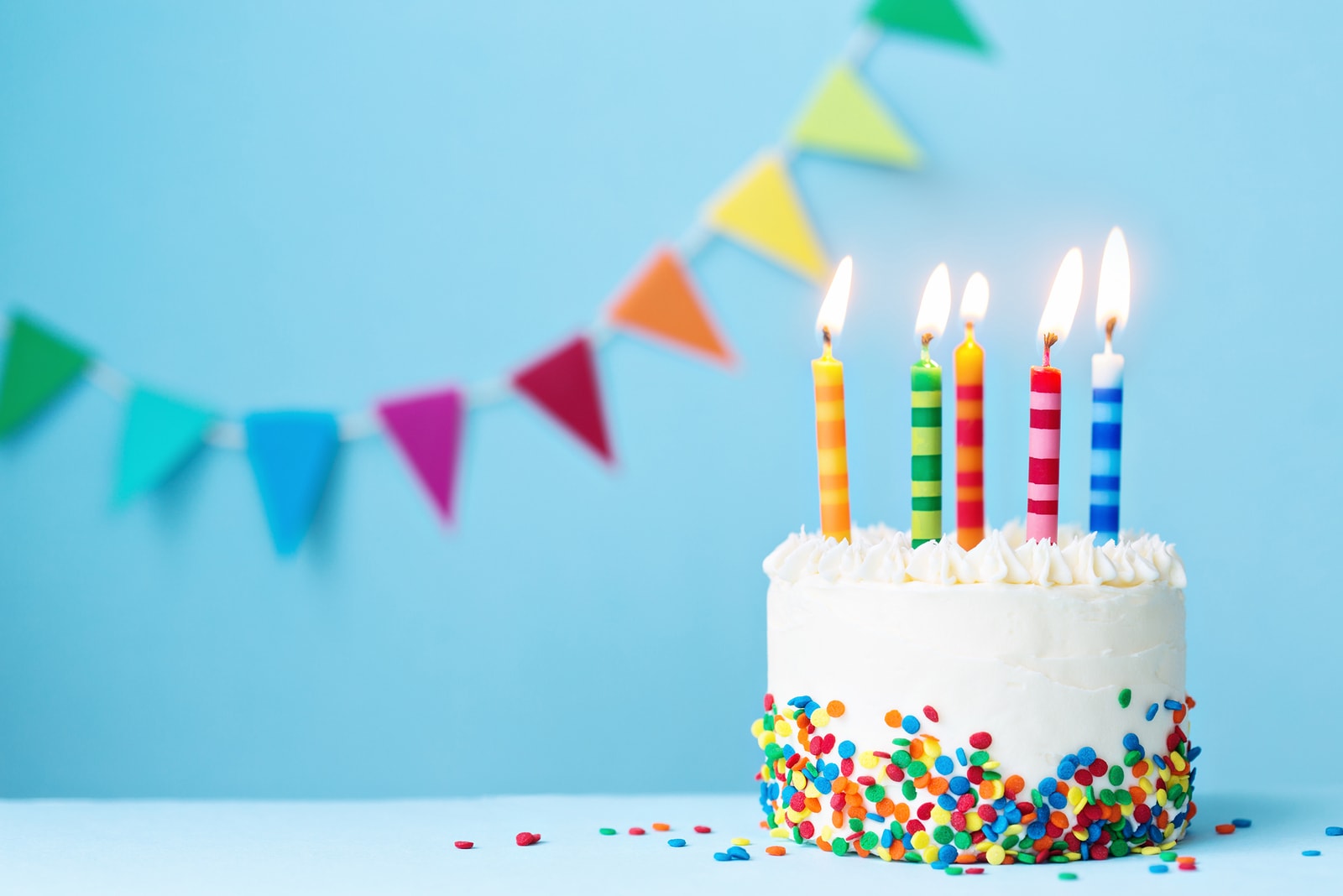 tarta de cumpleaños con velas de colores