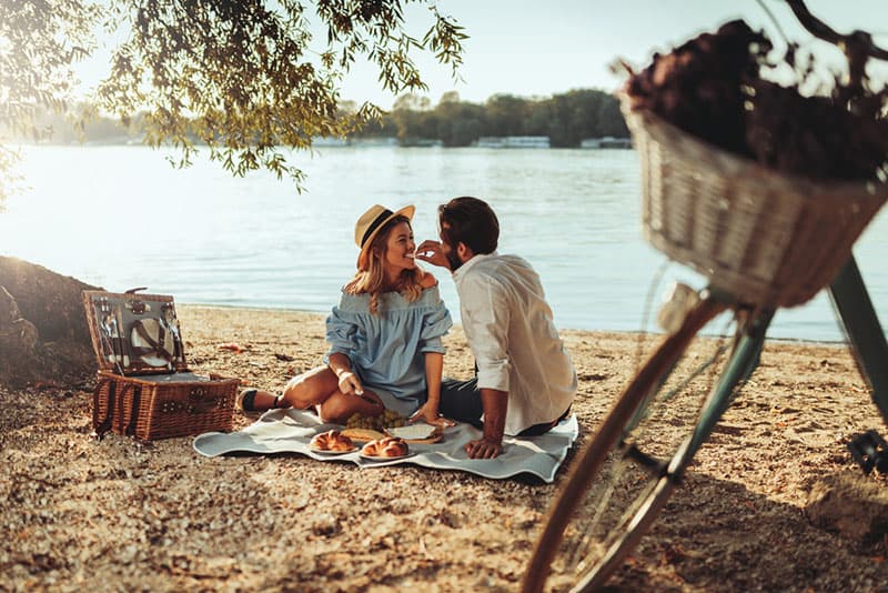 coppia innamorata durante un picnic