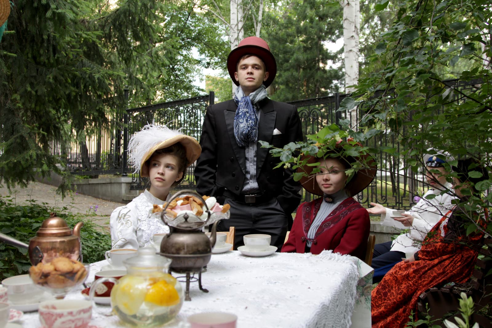 amigos almorzando en traje tradicional