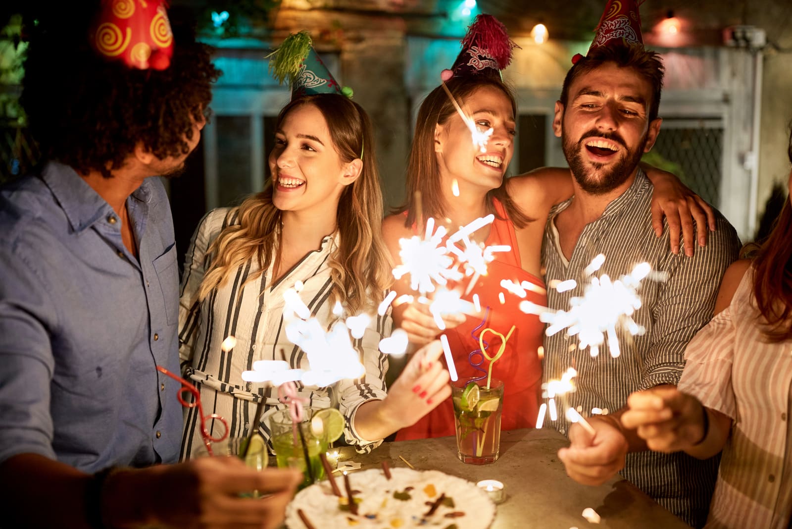 amigos disfrutando de una fiesta de cumpleaños